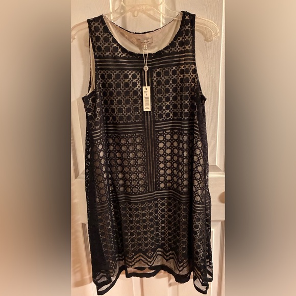 Black Lace Sleeveless Top - Picture 2 of 3